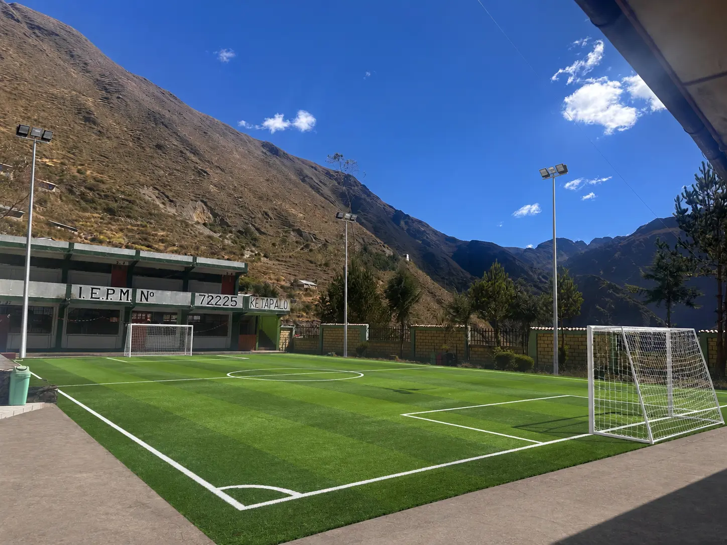 Proyección referencial de una cancha de grass sintético con iluminación para la IEP número 72225 de Quetapalo